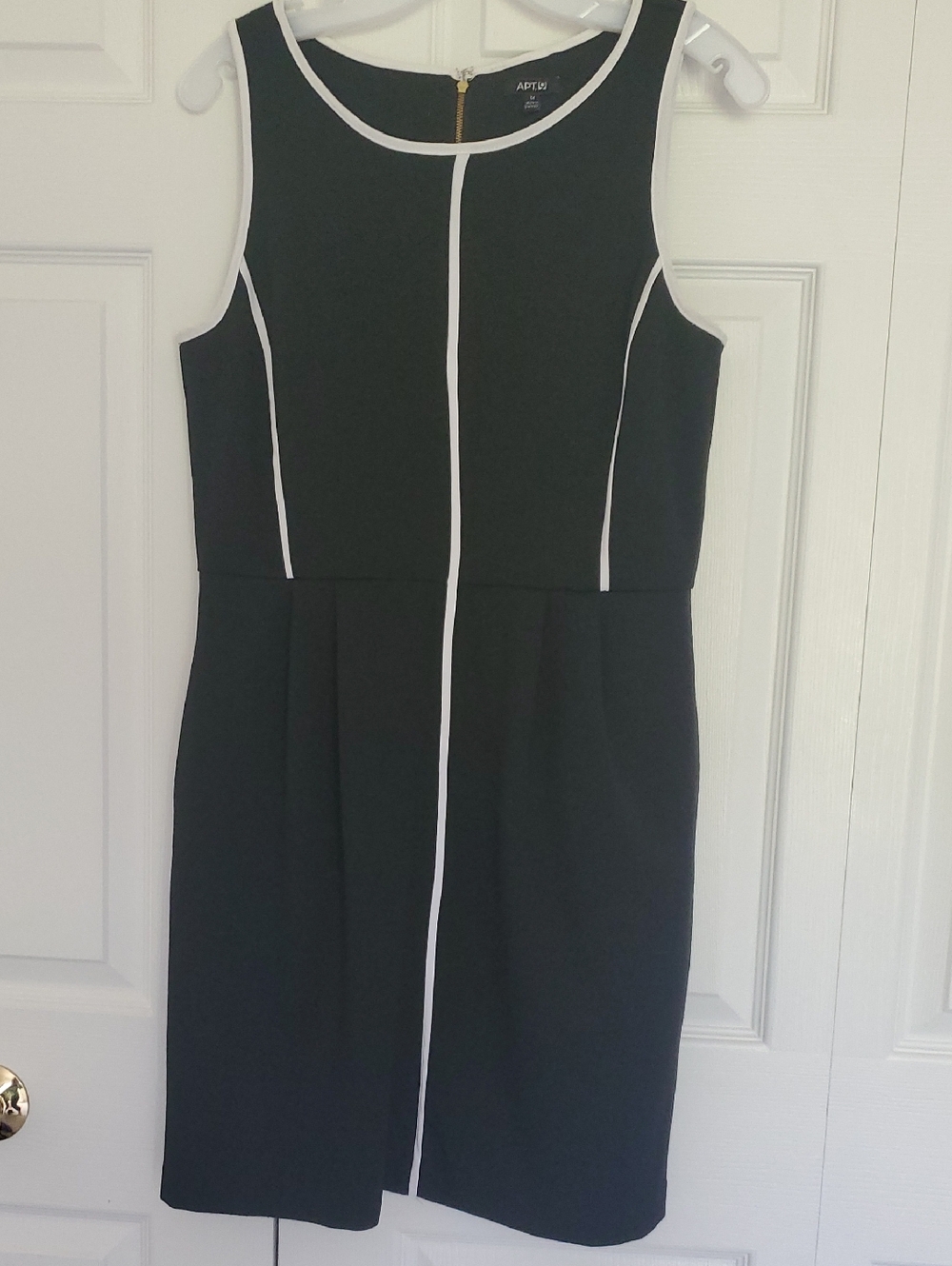 Black & White Sleeveless Sheath Dress, Size M, Apt 9, Great Condition!